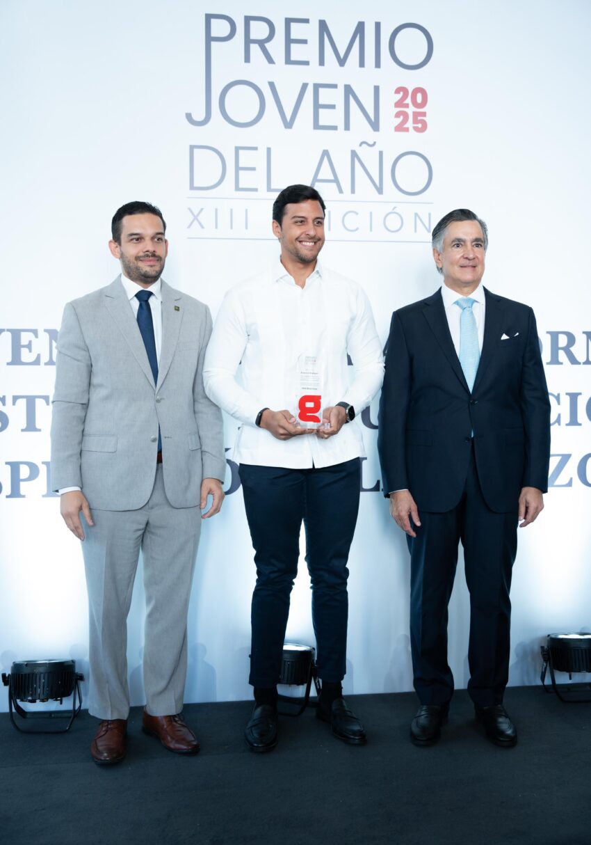 “Joven del Año” por sus aportes a nobles causas sociales Raymond Rodríguez recibe reconocimiento.