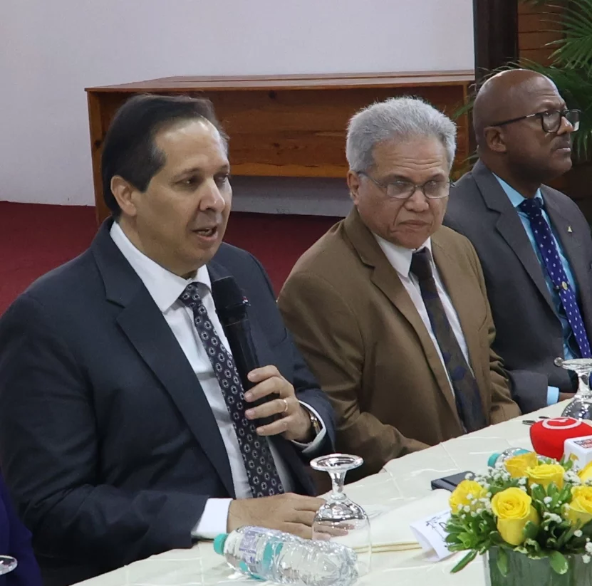 Ministro Víctor Atallah garantiza aumento salarial al personal de salud