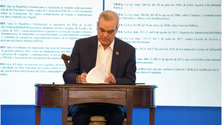 Presidente Abinader firma decreto que crea la Comisión Presidencial para establecer el Sistema Nacional de Transparencia y Anticorrupción