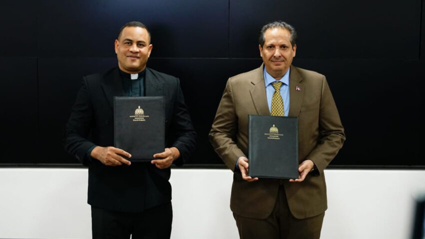 Salud Pública y Universidad Católica firmaron acuerdo para fortalecer formación de colaboradores