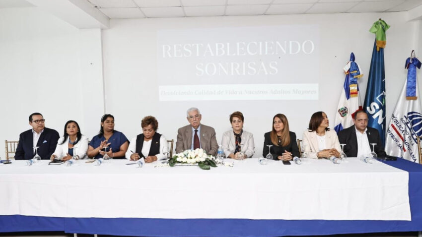 Servicio Nacional de Salud devuelve sonrisa a 134 adultos mayores de SDE
