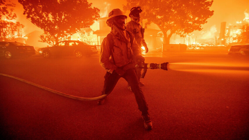 "Una bofetada": Proponen despido voluntario a bomberos que combatieron los incendios de Los Ángeles