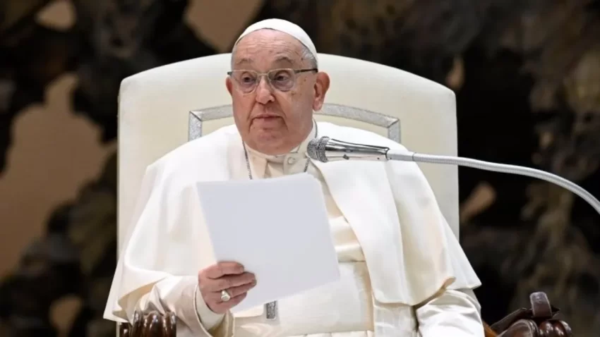 El Vaticano informó que el papa Francisco “descansó bien” durante la noche tras la leve mejoría de su estado de salud