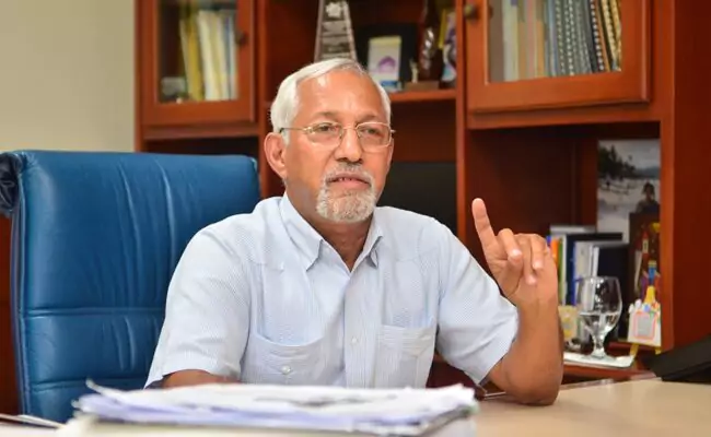 Antes de irse, Ángel Hernández solicita que auditen su gestión en el Ministerio de Educación