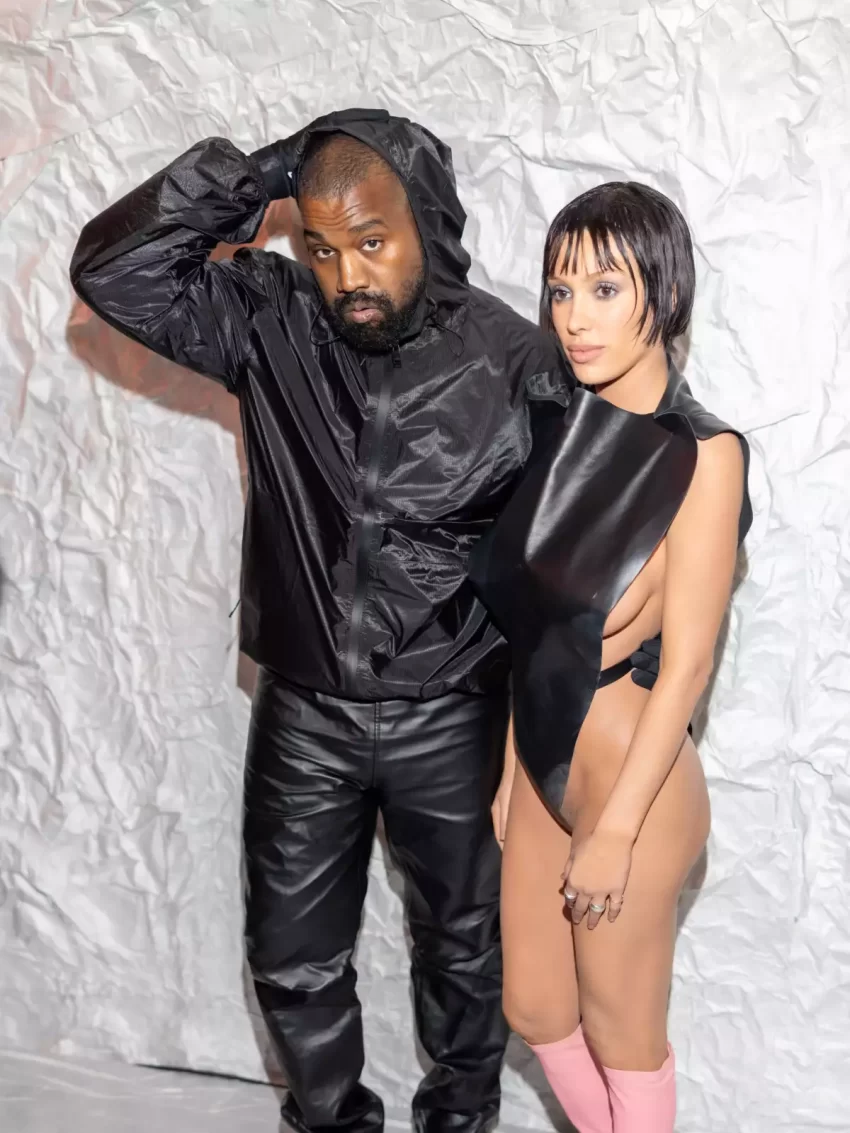 ¿Quién es Bianca Censori, la esposa de Kanye West que se desnudó en los Grammy?