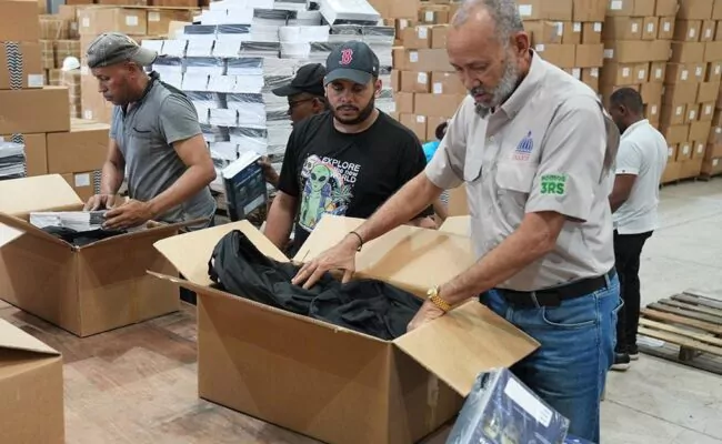 INABIE garantiza “a tiempo” útiles y uniformes para alrededor de 2 millones de estudiantes en próximos dos años escolares; prevé compra de 26.2 millones de unidades hasta el 2027