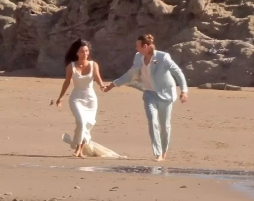 Captan a Kim Kardashian vestida de novia en la playa, ¿se casó en secreto?