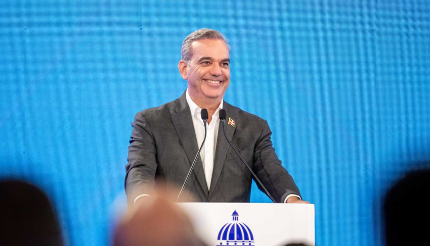 Abinader impulsa el bienestar social con la entrega de viviendas y títulos de propiedad en Santo Domingo