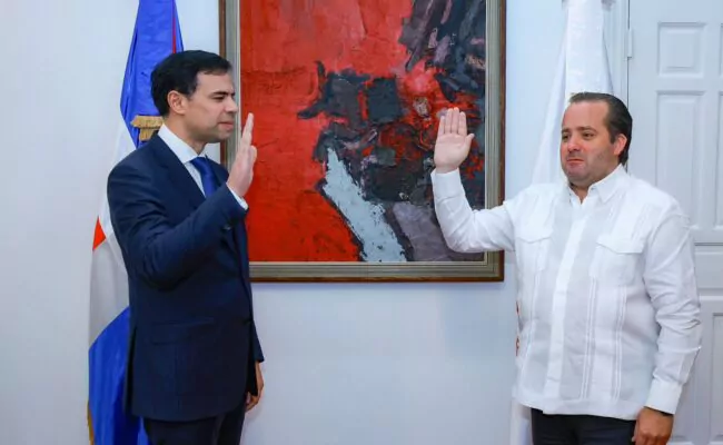 “Venimos con nuevos viceministros muy preparados", dice Roberto Angel al ser posesionado como Ministro de Cultura