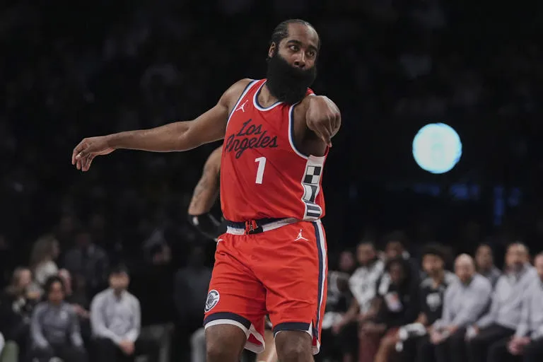 Los Clippers se impusieron contundentemente 132-100 a los Nets, logrando así su segunda victoria consecutiva y la décima en los últimos doce partidos.