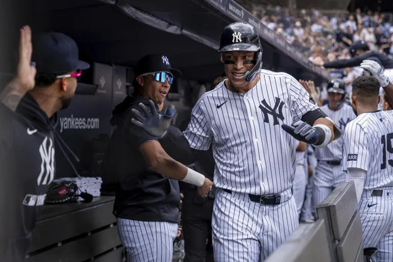 Judge conecta tres de los nueve jonrones de los Yankees en victoria 20-9 frente a los Cerveceros