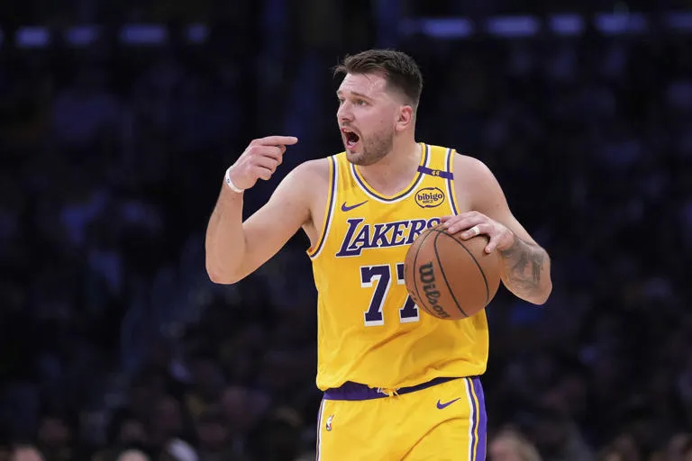 Lakers: Luka Doncic y Austin Reaves se unen a LeBron en la lista de lesionados