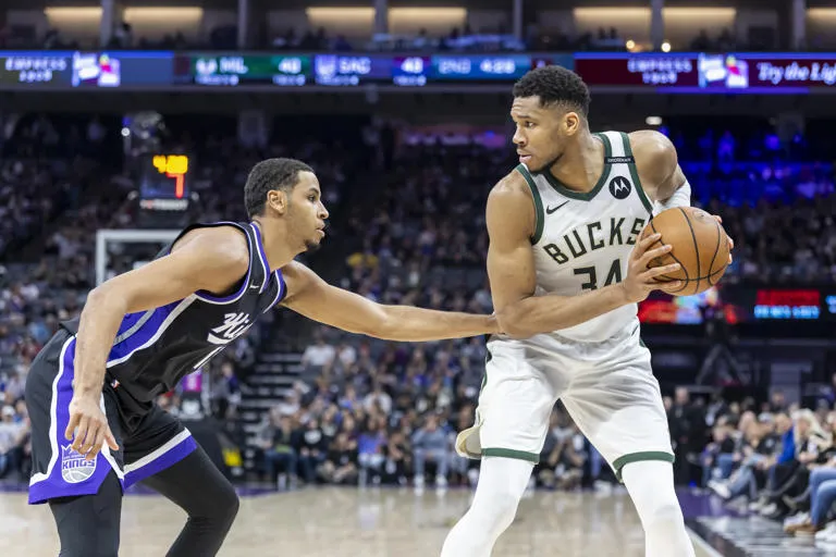 Antetokounmpo logra 32 puntos y 17 rebotes en triunfo de los Bucks 114-108 sobre los Kings