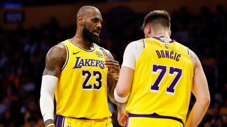 LeBron James deja que Luka Dončić brille