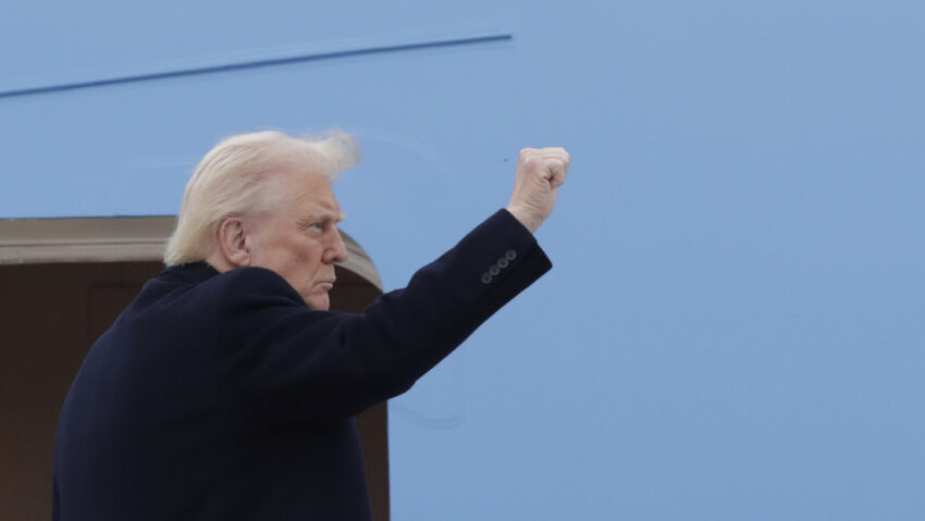 Así reacciona Trump cuando una periodista lo golpea en la cara con un micrófono