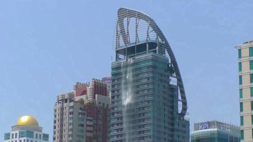 Así se vio desde la azotea del rascacielos la piscina desbordada durante el sismo en Bangkok