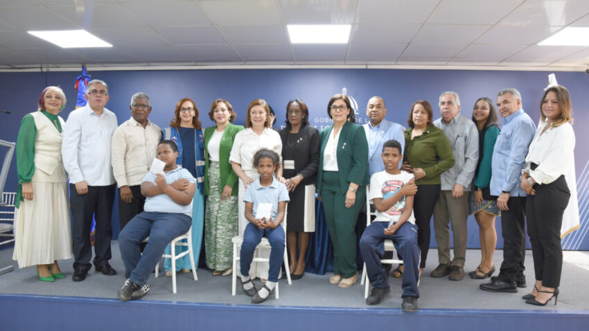 El Ministro Víctor Atallah ha dado a conocer que, por primera vez en el país, se llevará a cabo la vacunación de niños contra el VPH.