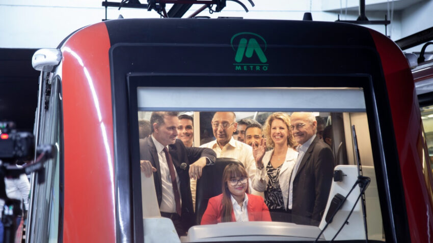 El ministro francés Laurent Saint-Martin recorre el Metro y destaca los avances en movilidad y en el desarrollo conjunto.