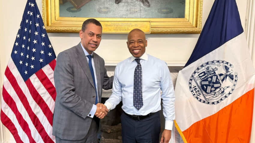 El presidente del Indotel y el alcalde de Nueva York sostienen un diálogo sobre ciberseguridad y la transformación digital.