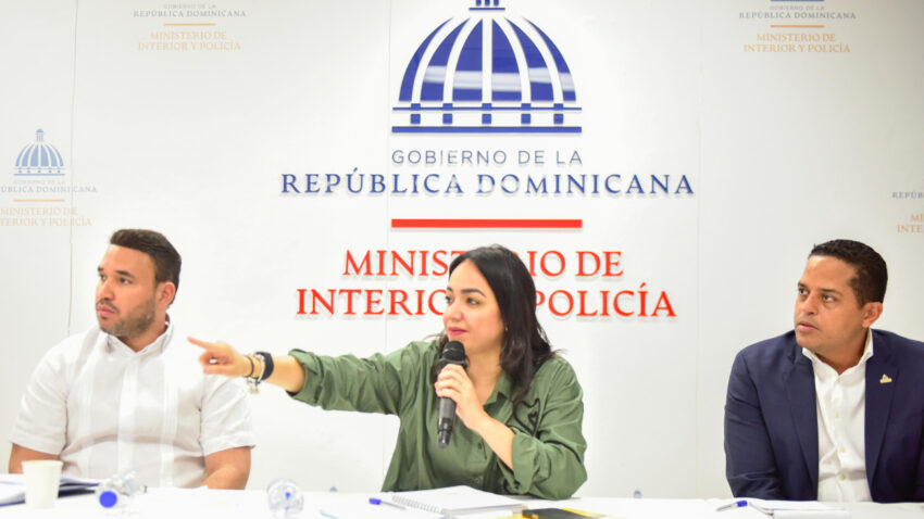 Faride Raful se encuentra con las juntas de vecinos del Distrito Nacional para reforzar la seguridad ciudadana.