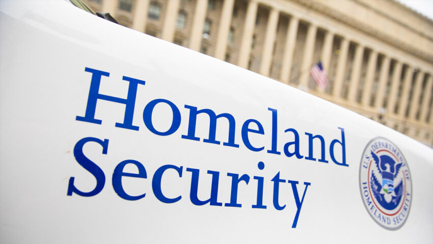 "Hipocresía asombrosa": Estados Unidos se enfrenta a un nuevo caso de un periodista incluido en un grupo oficial.