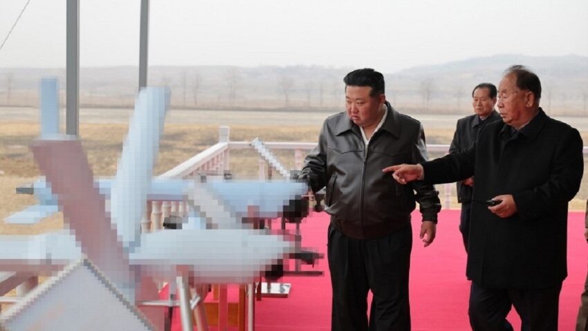 Kim Jong-un supervisa la prueba de drones kamikaze equipados con inteligencia artificial.