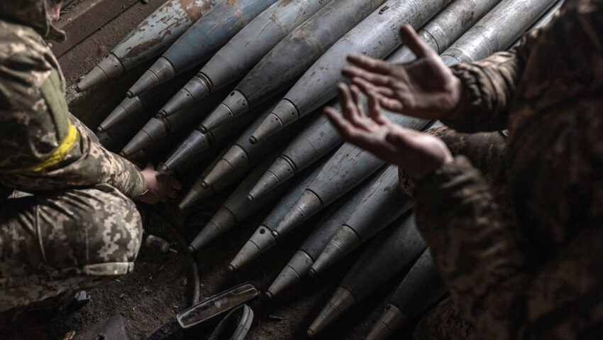 La mitad del dinero enviado a Ucrania fue robado y no se sabe dónde terminaron las armas