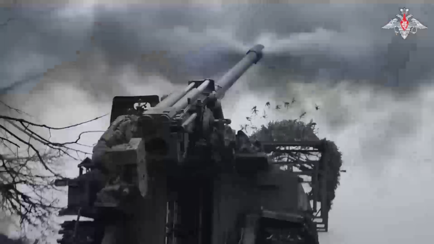 Los artilleros rusos llevan a cabo precisos disparos que destruyen objetivos enemigos en la frontera con Ucrania.