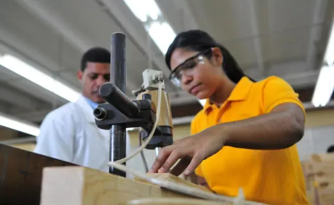 Mujeres ocupadas presentan mayor nivel educativo e inserción en el sector formal que los hombres