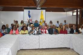 Médicos jubilados llevan a cabo una vigilia en demanda de un aumento salarial.