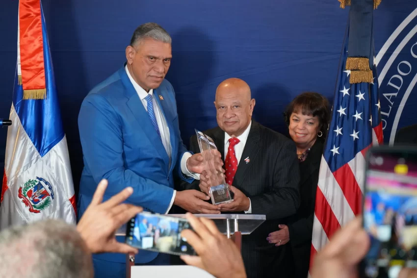 Durante acto en NY reconocen médico de RD Rafael Lantigua