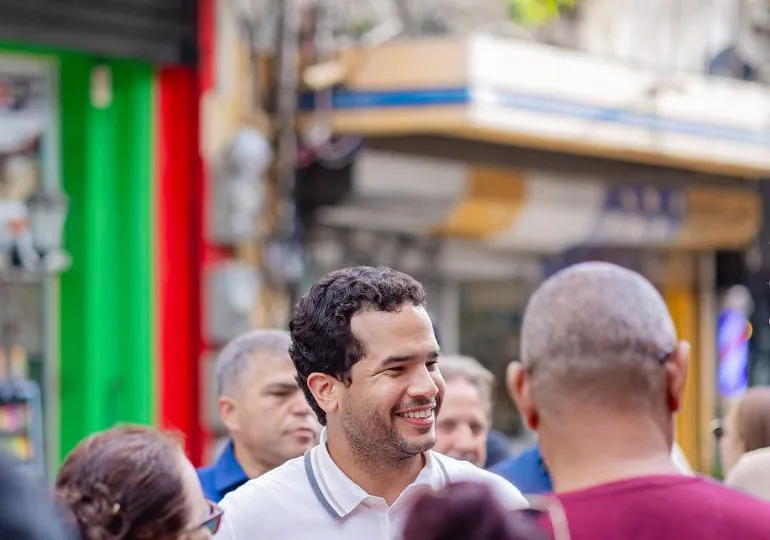 Omar Fernández recorre las calles y comparte con la gente en Villa Consuelo y Ciudad Colonial
