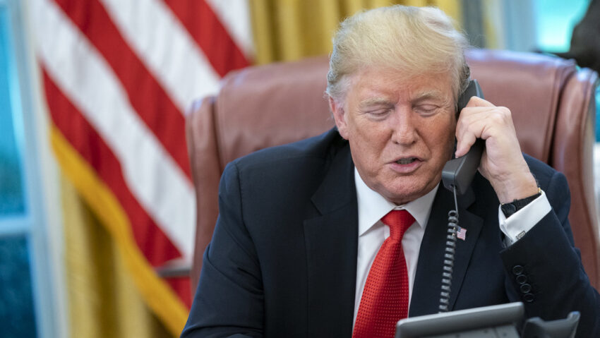 Trump califica de "muy buenas" sus llamadas con Putin y Zelenski