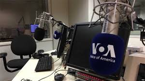 Trump ordena reducciones presupuestarias en siete agencias, entre las que se encuentra la principal de Voz de América.