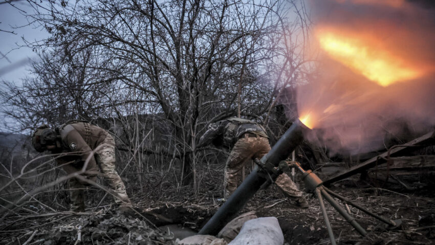 Ucrania lanza un ataque contra la infraestructura energética de Rusia, a pesar de la tregua promovida por Estados Unidos.