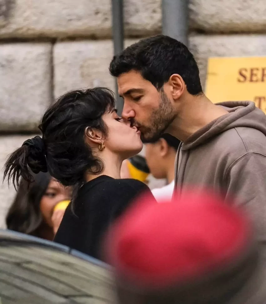 Camila Cabello y su novio, Henry Junior Chalhoub, en pleno beso en Roma