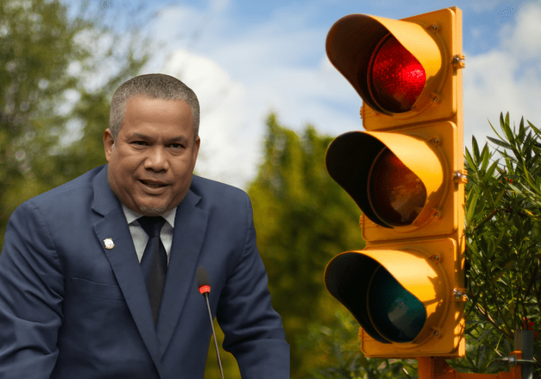 Héctor Acosta: "O quitan el semáforo o quitan los agentes de la Digesett"