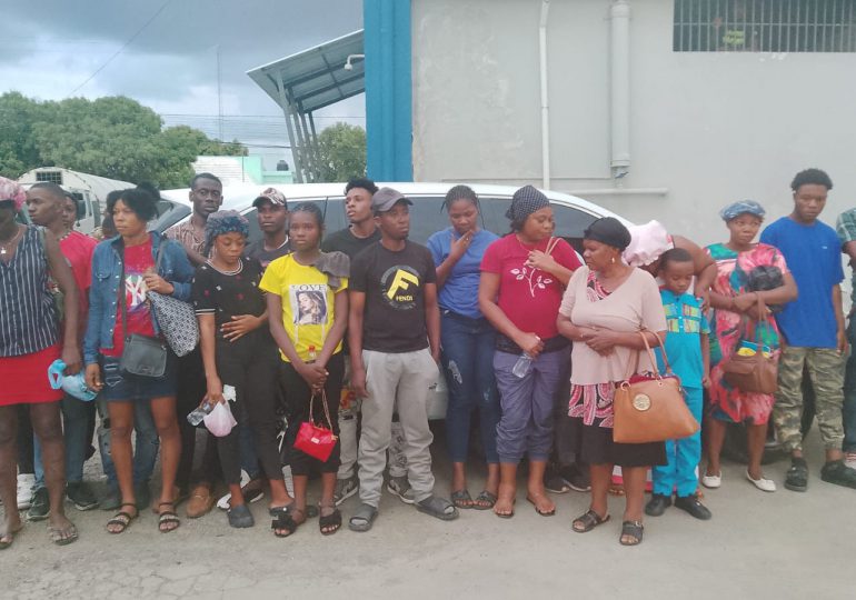 Migración apresa a 36 nacionales haitianos escondidos en dos jeeps cuyos choferes huyeron