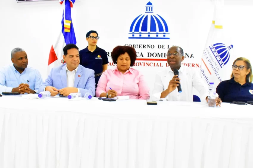 MITUR e instituciones estatales presentan oportunidades de programa a emprendedores y mipymes de Pedernales