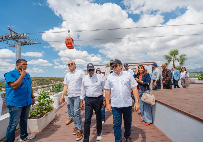 Paliza supervisa intervención del centro histórico de Santiago; avanzan trabajos del Monorriel