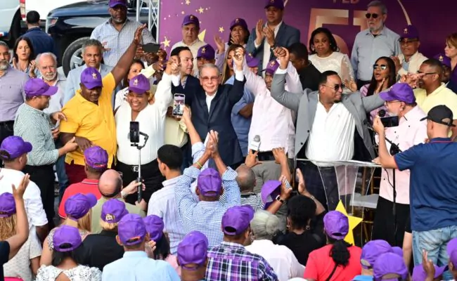 Danilo Medina juramenta miembros del PLD en La Caleta que se habían ido a la Fuerza del Pueblo