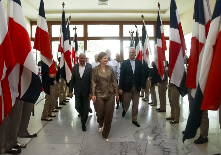 Raquel Peña encabeza inicio de entrega de 200 mil ejemplares de la actualizada Constitución, en Santiago