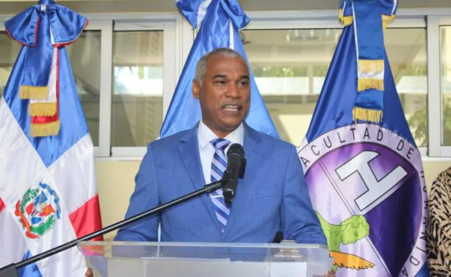 "Casas de acogida no son suficientes" afirma Gerardo Roa Ogando, decano de Humanidades de la UASD