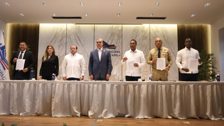 La Dirección General de Migración, junto con la Liga Municipal Dominicana, Fedomu y Fedodim, han suscrito un acuerdo para respaldar las iniciativas del Gobierno destinadas a combatir la inmigración ilegal y fortalecer la soberanía nacional.