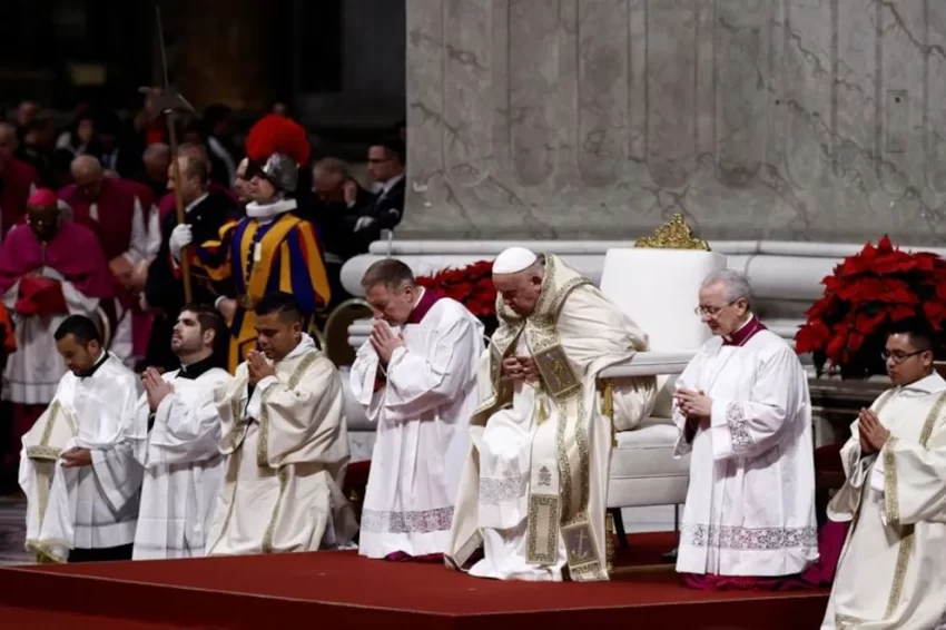 El Papa Francisco se trasladó a la Basílica de San Pedro para orar antes de la celebración de la Vigilia del Sábado Santo