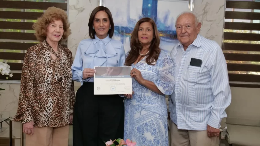 El Voluntariado Sonrisa reconoce a la presidenta de ADEOFA