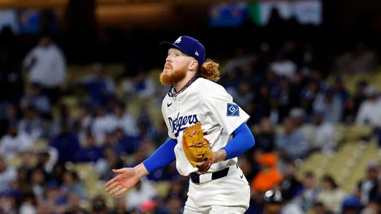 MLB: Tras salvar su vida, el lanzador de los Dodgers brilla en su debut como abridor