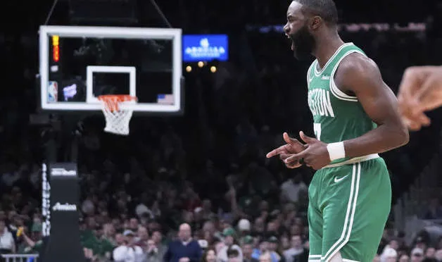 Los Celtics establecen un nuevo récord de triples en una temporada de la NBA y derrotan a los Suns 123-103