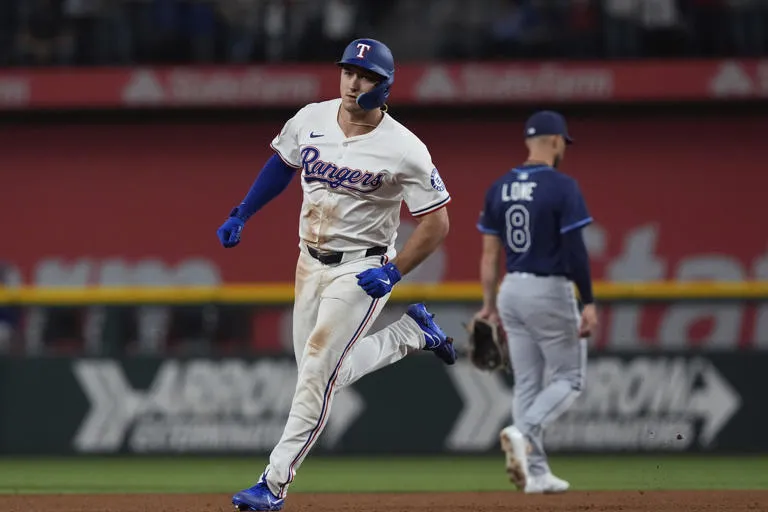 Con un jonrón de dos carreras de Langford en la séptima entrada, los Rangers superan 6-4 a los Rays y logran su cuarta victoria seguida.