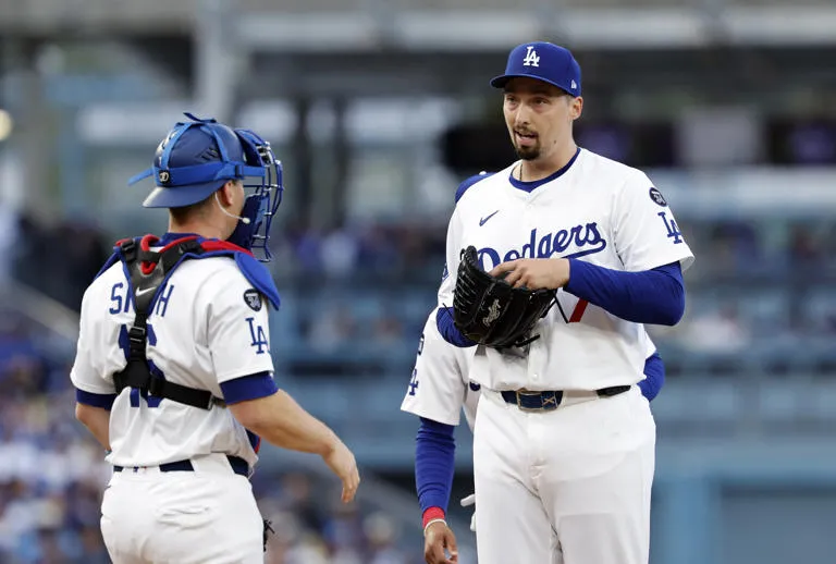 El zurdo de los Dodgers Blake Snell espera estar fuera dos semanas por inflamación en el hombro